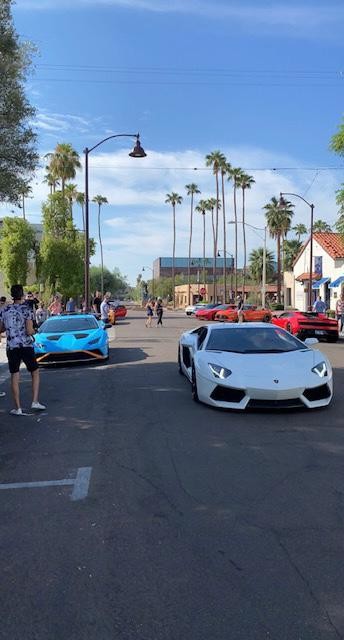 Bild von einer Straße mit Palmen und schicken Autos | © Henning Hermes