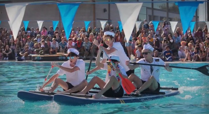 Schüler paddeln auf einem Boot im Pool | © Henning Hermes