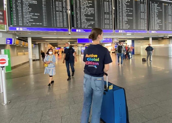 Ich am Flughafen auf der Suche nach den anderen Austauschschülern | © Mattea Metz