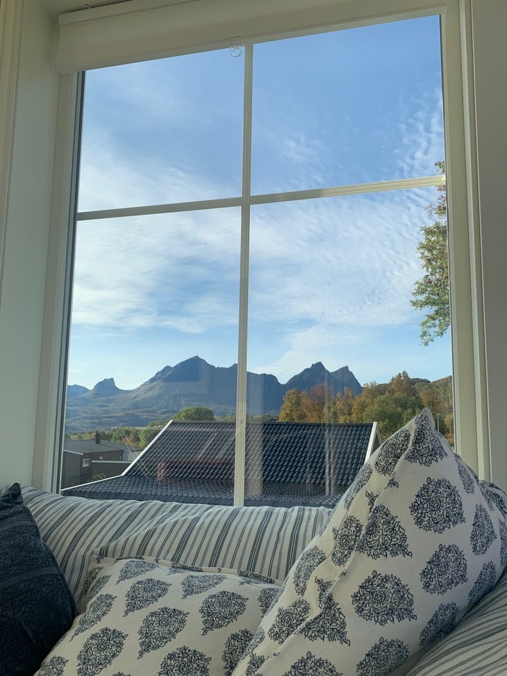 Ausblick aus dem Fenster auf die Berge | © Mattea Metz