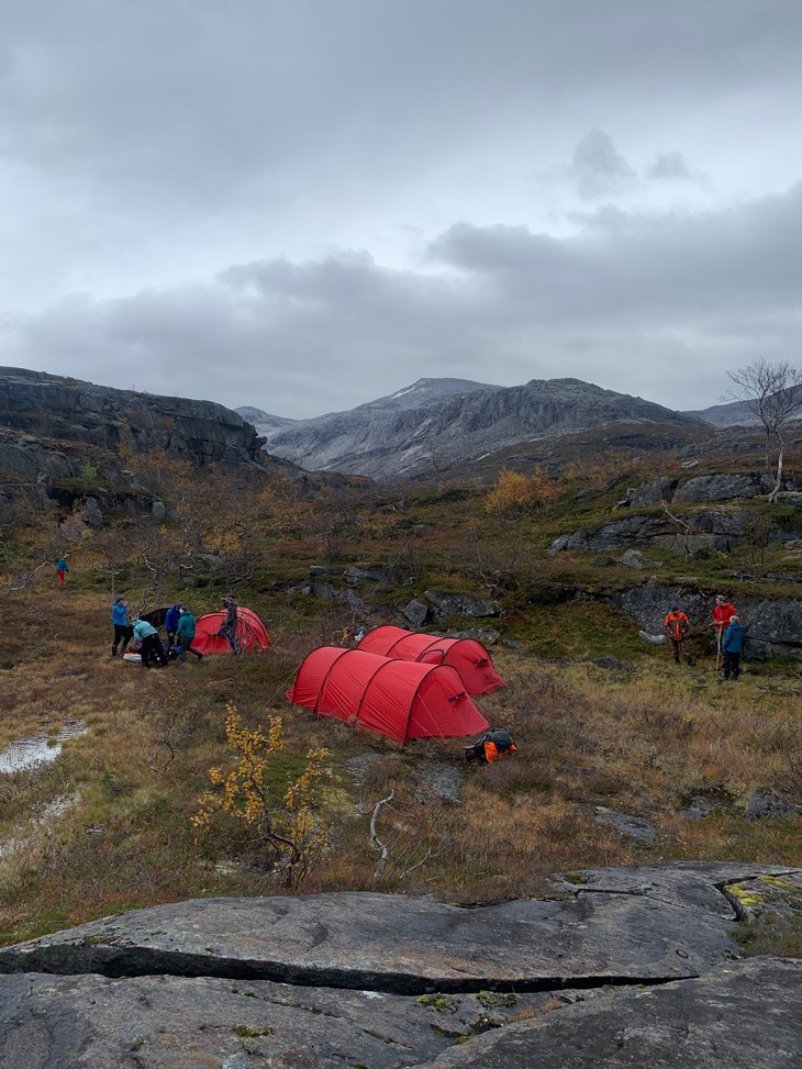 Aufgebautes Camp mit roten Zelten | © Mattea Metz