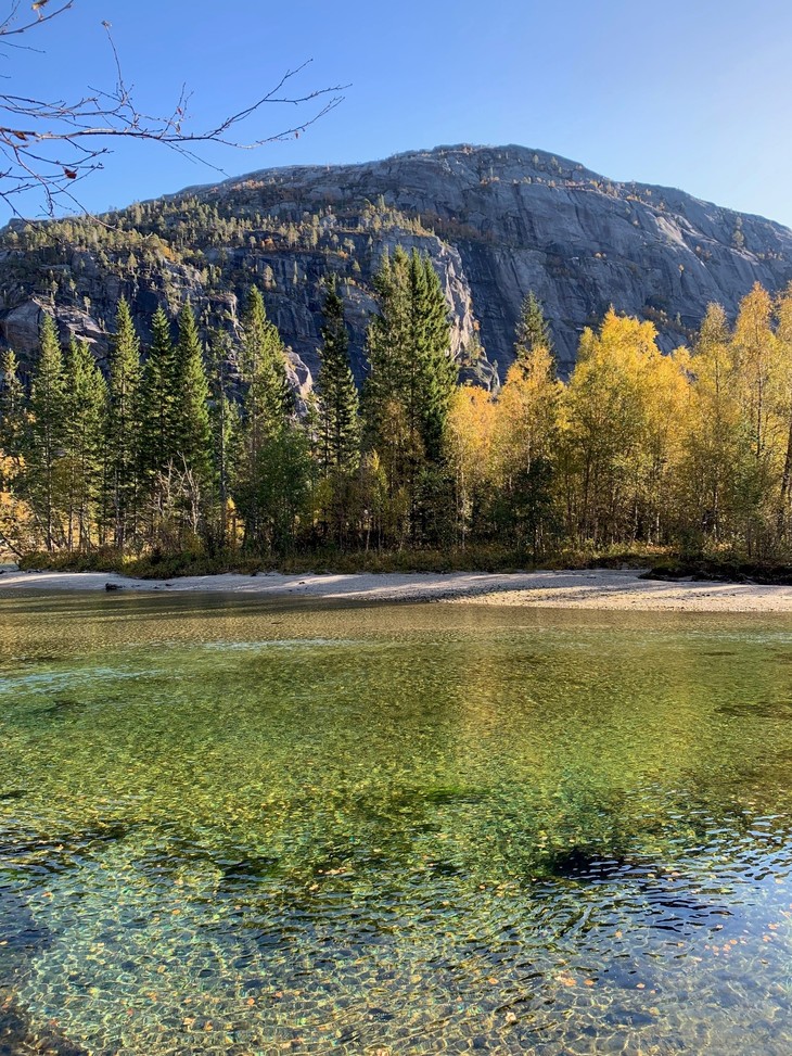 Atemberaubende Kulisse eines Sees mit Bäumen und Bergen im Hintergrund | © Aussicht über Rago