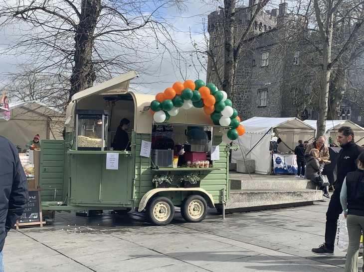 Stände am St. Patricksday  | © Neela Pommerening