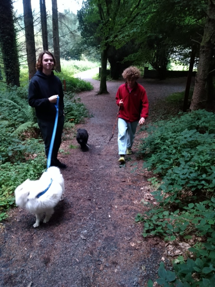 Corentin und ich mit den Hunden im Rossmore Park | © Wim Wolz