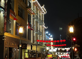 beleuchtete Straße in Chinatown  | © Emmanuel Bakowski 