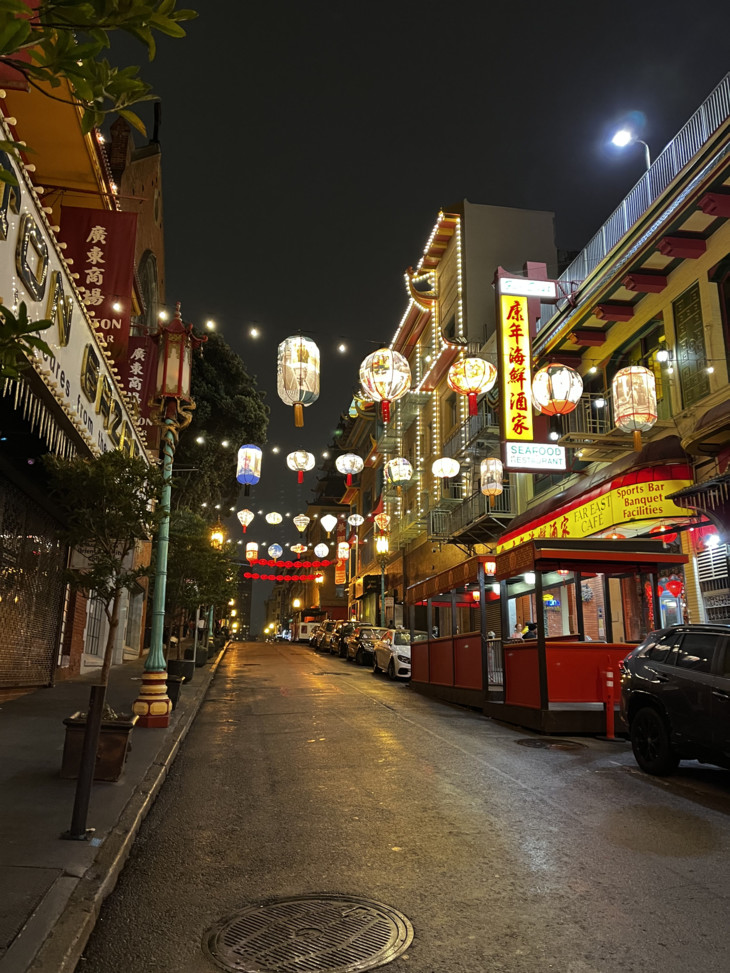 beleuchtete Straße in Chinatown | © Emmanuel Bakowski
