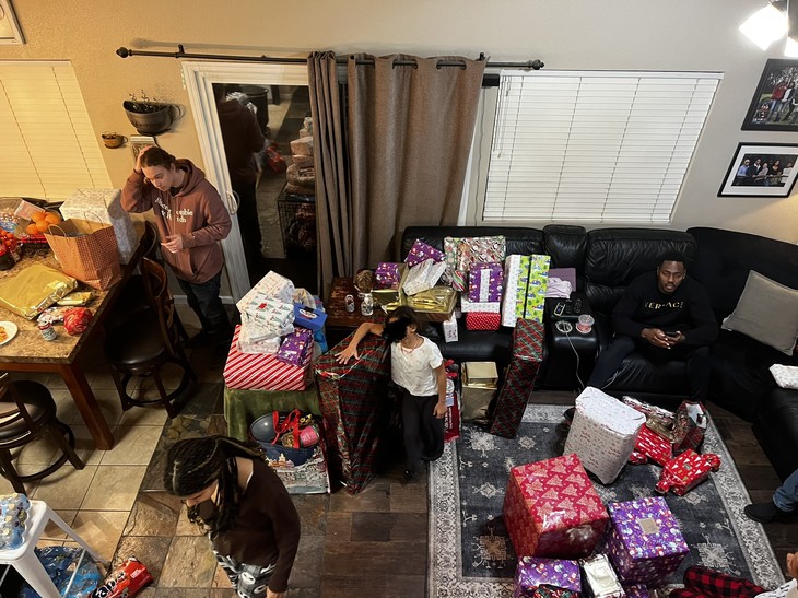 viele eingepackte Geschenke liegen im Wohnzimmer verteilt  | © Emmanuel Bakowski