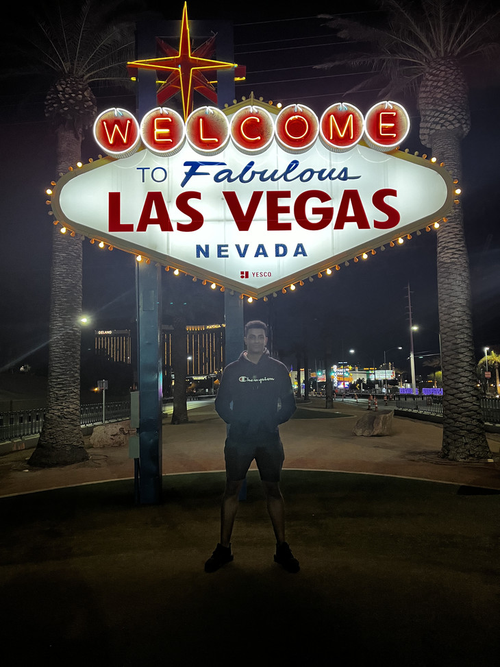 Emmanuel steht unter Willkommensschild zu Las Vegas | © Emmanuel Bakowski