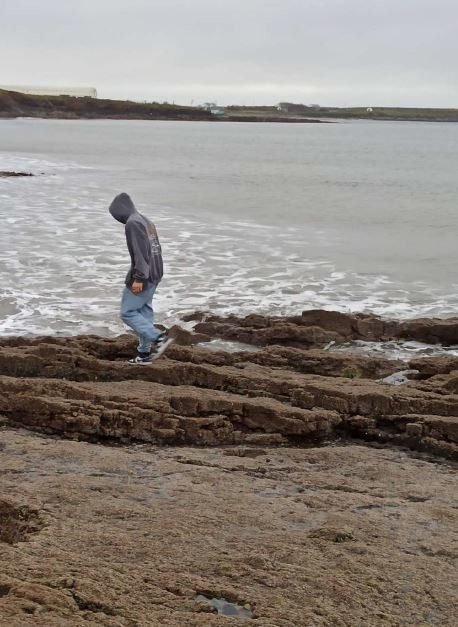 Person läuft über Felsen am Meer  | © Lando Roth 