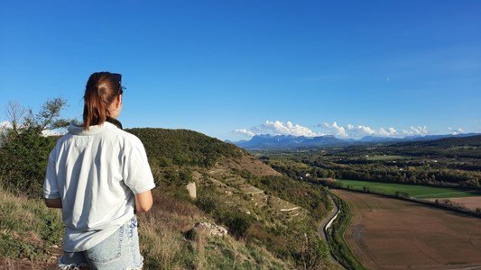 Spaziergang am Berg in T-Shirt | © Lea Kandefer