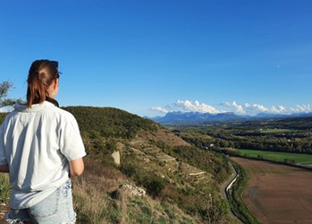 Spaziergang am Berg in T-Shirt | © Lea Kandefer