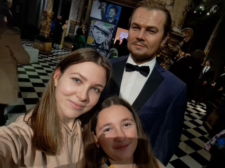 zwei Personen stehen vor Wachsfigur von Leonardo DiCaprio | © Lea Kandefer