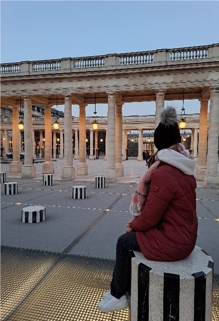 Lea sitzt auf Säule aus Stein | © Lea Kandefer