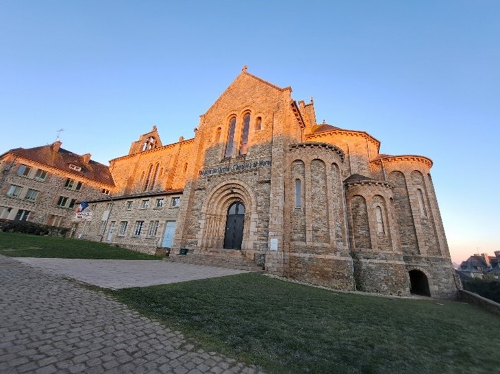 historisches Gebäude im Sonnenschein | © Lea Kandefer