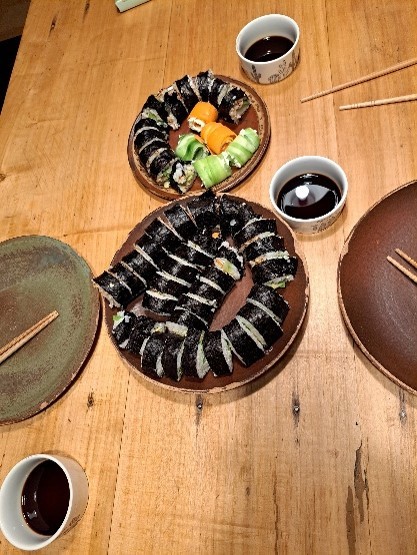 Sushi steht angerichtet auf dem Tisch  | © Lea Kandefer
