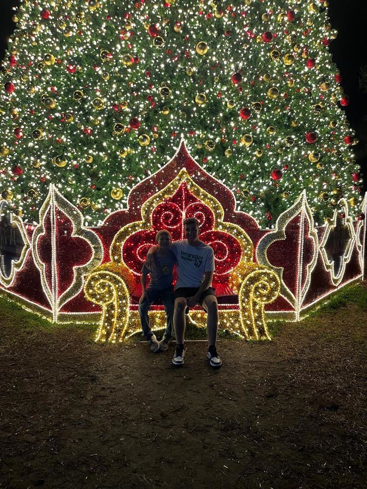 großer, geschmückter Weihnachtsbaum | © Moritz Hahn 