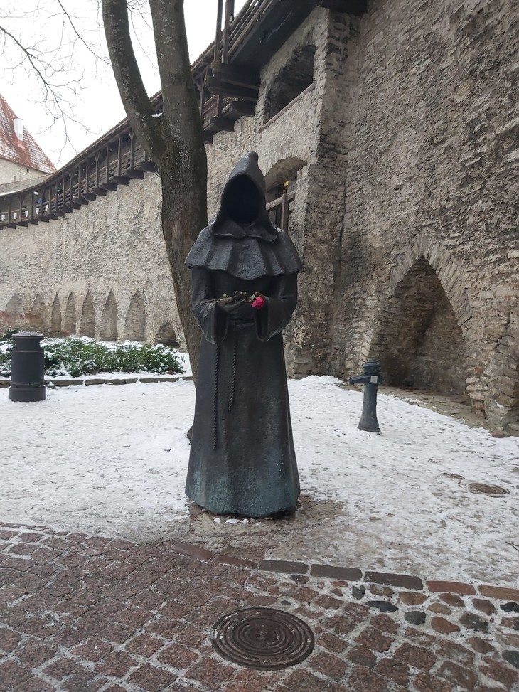 schwarze Figur mit langem Mantel | © Sarah Bolz 