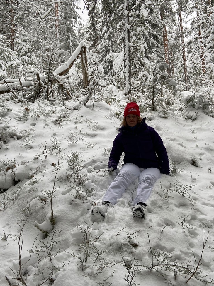 Sarah sitz im Schnee | © Sarah Bolz 