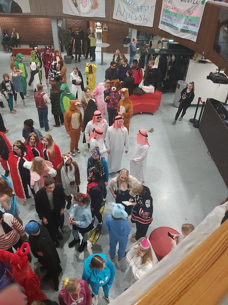 Personen stehen verkleidet in der Aula  | © Sarah Bolz