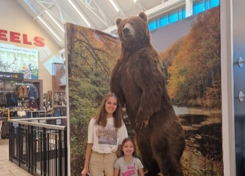 bei Scheels, einem riesigen Kaufhaus, das eine Mischung aus Einkaufsmärkten, Freizeitpark und Kirmes ist  | © Sophie Götz