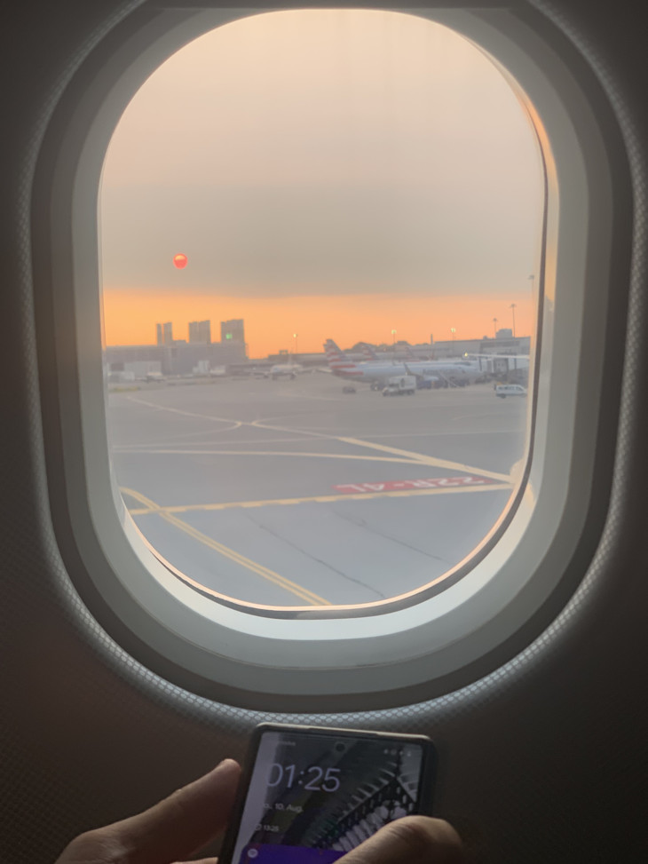 Blick auf einen Sonnenuntergang aus dem Flugzeugfenster  | © Fabienne Walter 