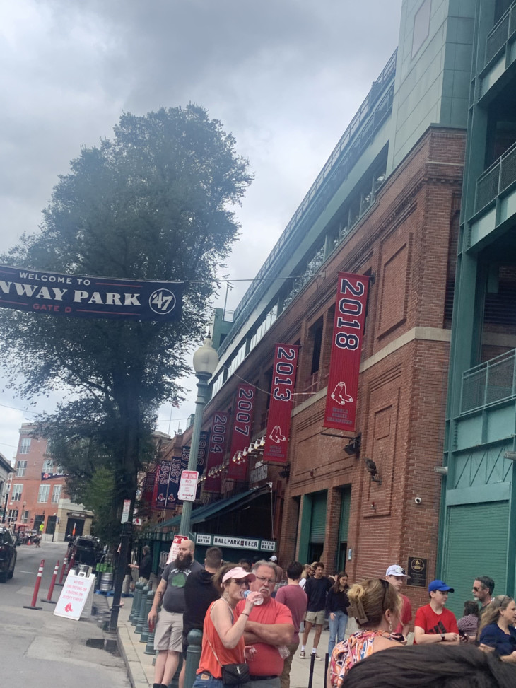 Baseballfans laufen in Trikots durch die Straßen | © Fabienne Walter 