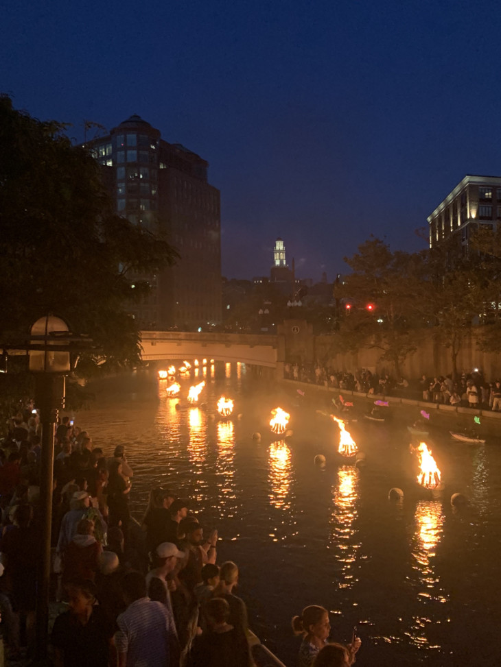 Lichtershow durch Fackeln im Wasser  | © Fabienne Walter 