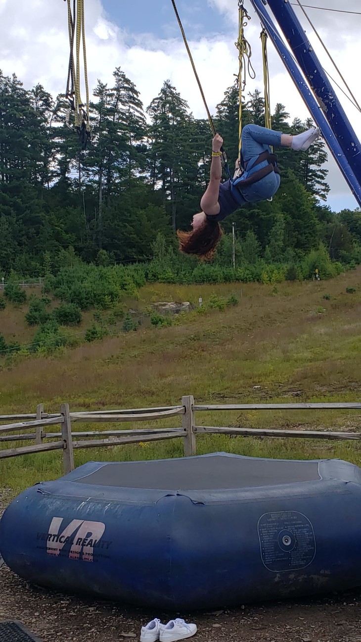 Person hängt in Seilen über Trampolin | © Fabienne Walter 