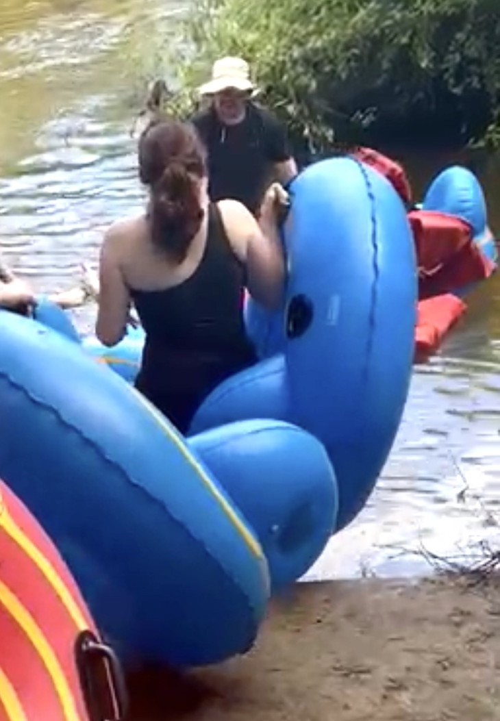 Person trägt Reifen ins Wasser | © Fabienne Walter 