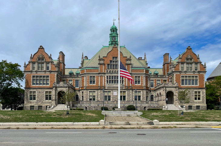 altes Schloss mit Flagge der USA | © Fabienne Walter 