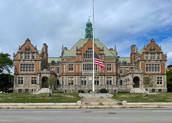 altes Schloss mit Flagge der USA | © Fabienne Walter 