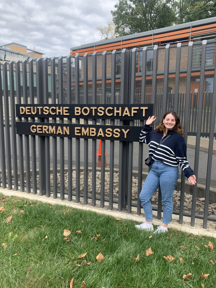 Fabienne vor den Toren der deutschen Botschaft  | © Fabienne Walter