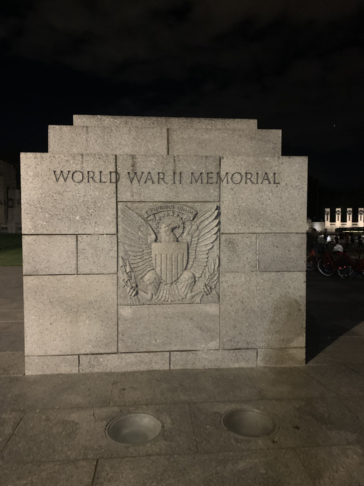 Stein mit Aufschrift "World War II Memorial" | © Fabienne Walter