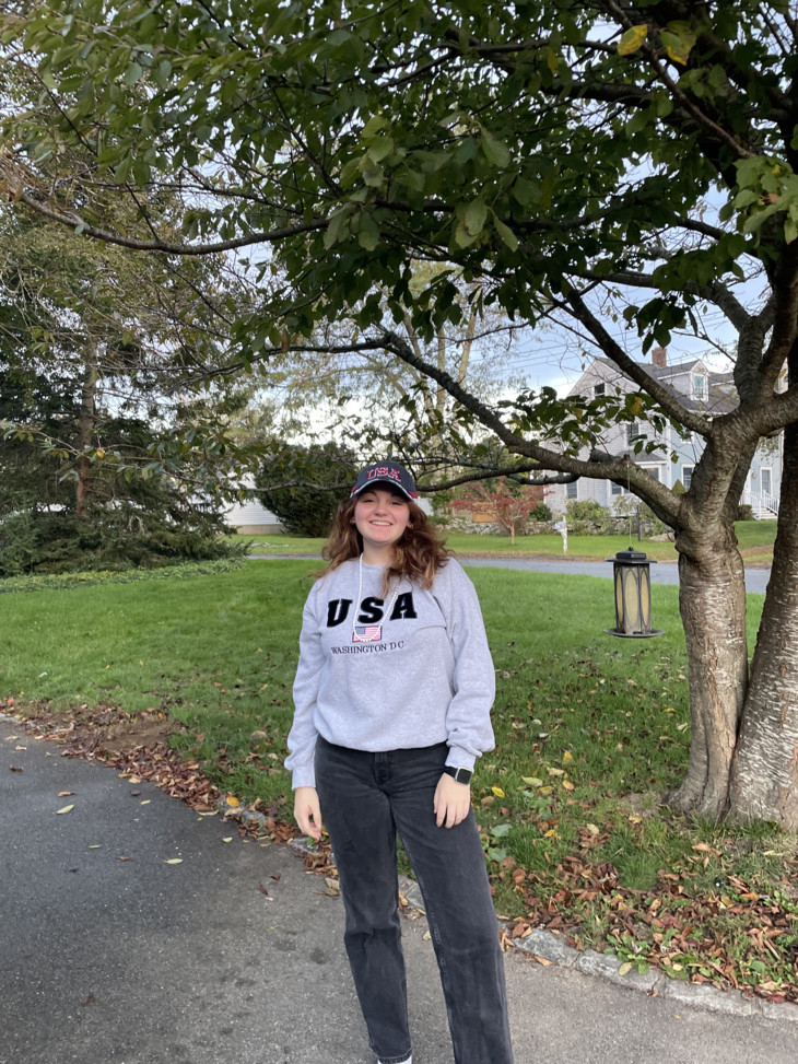 Fabienne im USA Pullover und Cap  | © Fabienne Walter