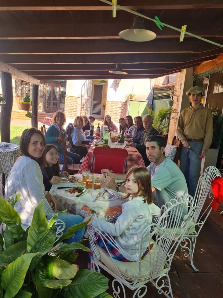 Familie sitzt am Tisch im Restaurant  | © Mara Kopp 