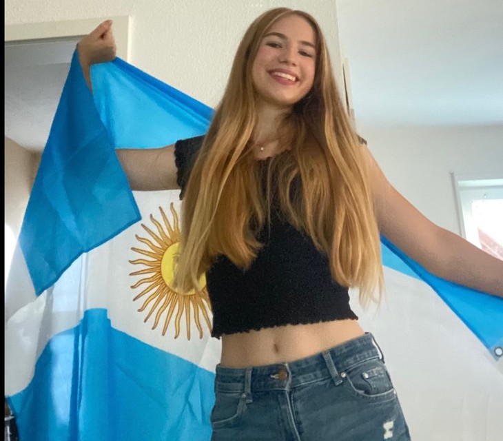 Mara hält die Flagge von Argentinien hinter ihren Rücken  | © Mara Kopp 