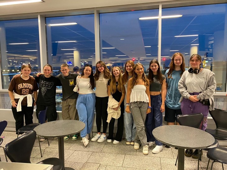 Gruppenbild am Flughafen  | © Mara Kopp