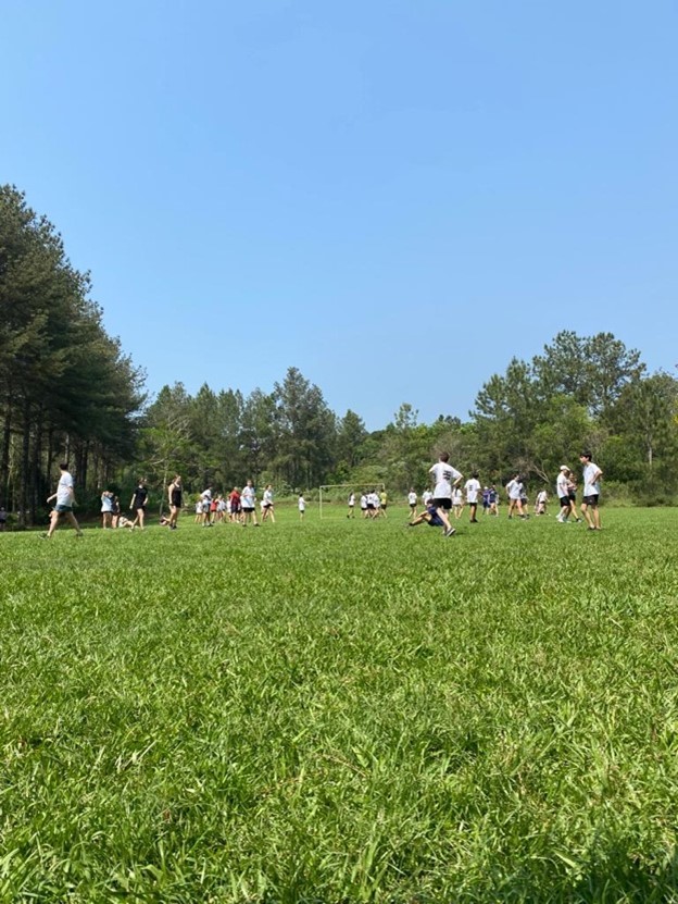 grünes Fußballfeld  | © Mara Kopp 