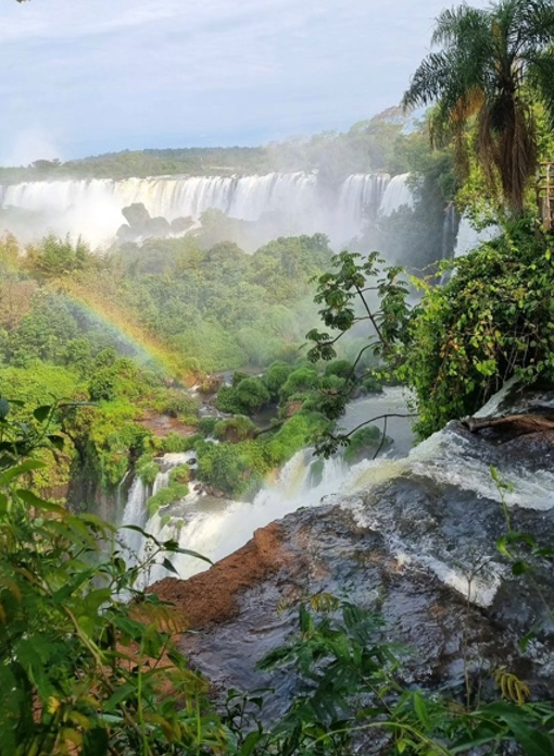 Wasserfälle in grüner Natur mit Regenbogen  | © Mara Kopp 