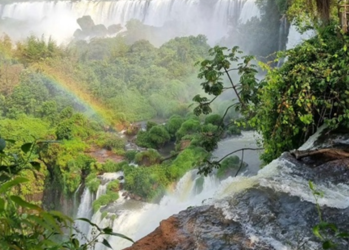 Wasserfälle in grüner Natur mit Regenbogen  | © Mara Kopp 