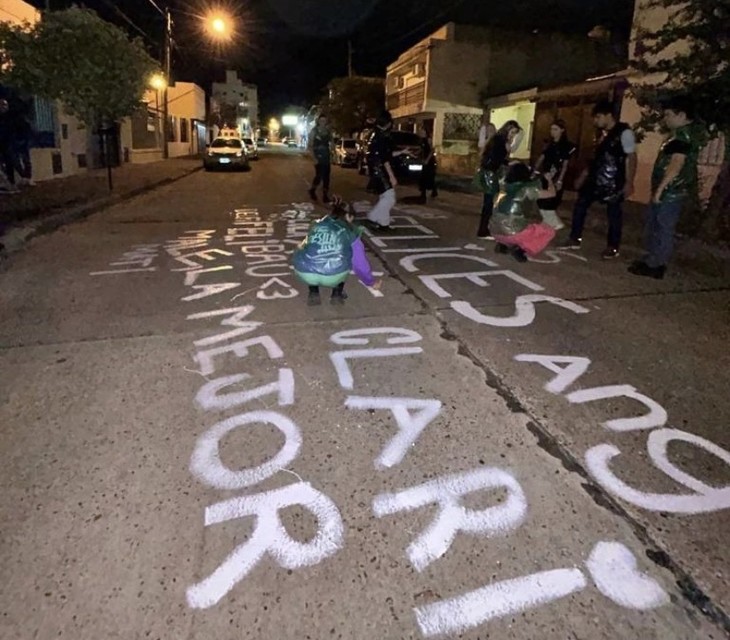 mehrere Jugendliche schreiben bei Nacht auf die Straße  | © Mara Kopp