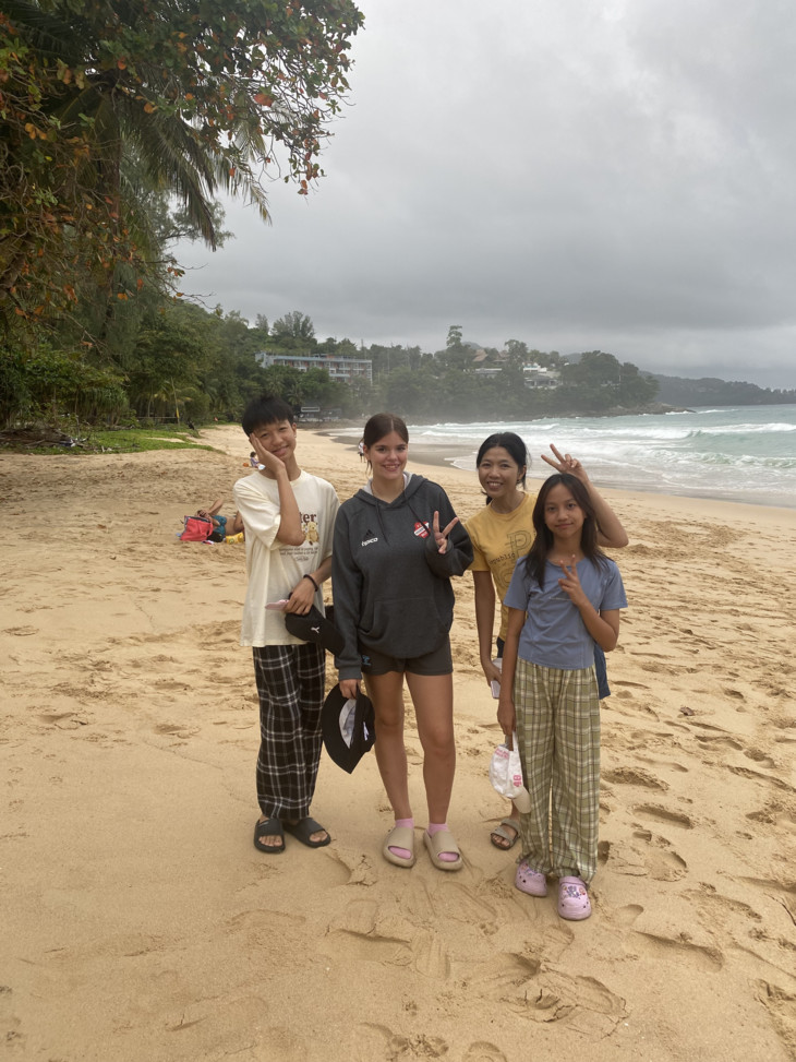 vier Personen stehen am Strand  | © Ronja Kretner 